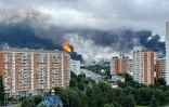 De la fumée noire provenant d'une rafinnerie touchée par des drones ukrainiens dans la banlieue sud de Moscou, le 18 juin 2026 en Russie