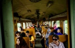 Les passagers du train de 12H33, le 21 novembre 2016 à Narathiwat dans l'extrême sud de la Thaïlande