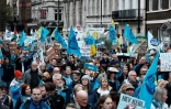 Des manifestants participent à une "Marche pour l'eau propre" appelant le gouvernement à "mettre fin à l'empoisonnement des eaux britanniques", le 3 novembre 2024 à Londres