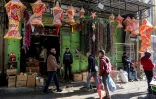 Des lanternes de ramadan sont suspendues à l'extérieur d'un magasin dans un marché à Gaza, le 1er mars 2025