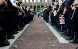 Des policiers ont déposé posé leurs menottes et brassards par terre lors d'un rassemblement devant la préfecture de Seine-Saint-Denis, à Bobigny, le 11 juin 2020, pour protester contre les dernières annonces du ministre de l'Intérieur