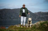 Moses Bajare, 59 ans, avec l'un de ses chiens à Kulusuk, au Groenland, le 19 août 2019