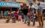 Longue queue devant une pharmacie à Kampala, le 26 mars 2020