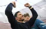 Xabi Alonso, l'entraineur du club de football allemand du Bayer Leverkusen, fête son titre en championnat d'Allemagne Bundesliga après la victoire 5-0 contre le Werder Brême au stade de Leverkusen le 14 avril 2024.