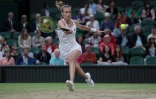 La Slovaque Magdalena Rybarikova  face à l'Américaine Coco Vandeweghe en quarts de finale à Wimbledon, le 11 juillet 2017