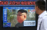 Un piéton regarde une image du leader nord-coréen Kim Jong-Un sur un écran de télévion, à Tokyo le 15 septembre 2017