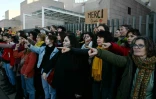 Des femmes se rassemblant en soutien à Gisèle Pelicot devant le palais de justice, après que l'accusation ait conclu son réquisitoire contre les 51 accusés dans le procès pour viols en série de Dominique Pelicot, à Avignon (Vaucluse), le 27 novembre 2024