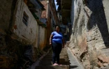 Gabriela Vega dans une ruelle de la favela La Vega, le 28 février 2018 à Caracas, au Venezuela