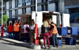  Des étudiants se fournissent auprès du camion itinérant mis en place par la banque alimentaire de Gironde et l'épicerie solidaire Le comptoir Aliénor, sur le campus de Pessac, près de Bordeaux, le 1er octobre 2018