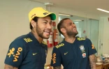 Les joueurs de la Seleçao Neymar et Dani Alves, le 28 mai 2019 au centre d'entraînement de l'équipe du Brésil, à Teresopolis