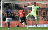 L'attaquant nigérian de Lorient, Terem Moffi (c), marque un but lors du match de Ligue 1 à domicile contre Bordeaux, le 25 avril 2021
