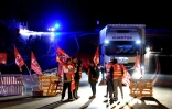 Le 21 novembre 2017, des routiers bloquent le tunnel du Fréjus, à Modane (Savoie), pour protester contre l'exclusion du transport routier de la nouvelle directive européenne sur le travail détaché