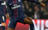 Le milieu du PSG Blaise Matuidi contrôle le ballon face à Ludogorets en Ligue des champions au Parc des Princes, le 6 décembre 2016
