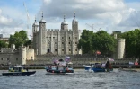 Flotille de bateaux de pĂȘcheurs devant la Tour de Londres sur la Tamise le 15 juin 2016, faisant campagne pour le Brexit
