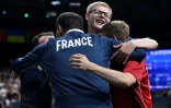 Les Bleus du tennis de table en transe autour de Félix Lebrun après leur médaille de bronze au tournoi olympique par équipes, le 9 août 2024 à Paris