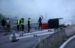 Des "gilets jaunes" bloquent une route, le 27 novembre 2018 à La Réunion