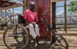 John Alan, victime de la polio, utilise un tricycle pour se déplacer dans le camp de Mahad, à Juba, au Soudan du Sud, le 17 avril 2018 
