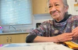 Alice Mowatt, 73 ans, survivante de la Saint-Marc-de-Figuery Residential School chez elle Ă Pikogan, Canada, le 16 novembre 2021