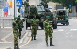 Des soldats sri lankais surveillent une rue de la capitale, Colombo, le 11 mai 2022