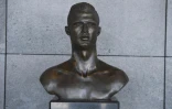 Le buste de la mégastar portugaise trône dans le hall de l'aéroport international Cristiano Ronaldo de Funchal, le 18 juin 2018