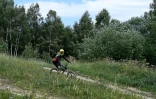 Un cycliste pratique le VTT alpin, le 31 juillet 2017 sur une piste des Deux-Alpes, dans l'IsĂšre