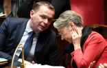 Le ministre du travail Olivier Dussopt (G) et la Première ministre Elisabeth Borne à l'Assemblée nationale à Paris le 28 mars 2023