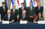 Le secrétaire d'Etat américain Marco Rubio (au centre à l'arrière) regarde (de gauche à droite au premier rang) l'ambassadeur israélien aux Etats-Unis Yechiel Leiter, le chef du cabinet du département d'Etat américain Daniel Holler, et l'ambassadrice libanaise aux Etats-Unis Nada Hamadeh signer un accord-cadre sur le conflit au Liban à Washington le 26 juin 2026
