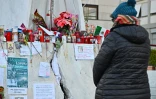 Une fidèle prie pour la guérison du pape François devant l'hôpital Gemelli où il est hospitalisé depuis trois semaines, à Rome le 6 mars 2025