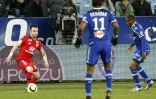 Le milieu de terrain de Lyon Mathieu Valbuena face au mur bastiais, au stade Armand Cesari, le 30 janvier 2016