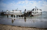 Des troupes françaises débarquent d'une péniche de débarquement américaine lors d'une opération de débarquement amphibie conjointe américaine et française, le 4 juin 2024, sur la plage d'Omaha à Saint-Laurent-sur-Mer, dans le nord-ouest de la France