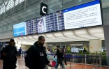 Un écran dans le hall d'enregistrement de la compagnie All Nippon Airways (ANA) indique qu'une mise à jour logicielle est nécessaire pour les appareils Airbus A321/A320 de la compagnie, entraînant des retards et des annulations de vols à l'aéroport de Haneda, le 29 novembre 2025 à Tokyo