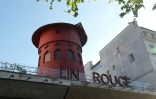 Le Moulin Rouge à Paris après que ses ailes et des lettres de la façade sont tombées dans la nuit sans faire de blessés, le 25 avril 2024