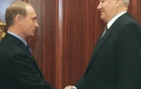 Le président russe Boris Eltsine (D) avec son Premier ministre Vladimir Poutine lors d'une rencontre au Kremlin, le 19 août 1999