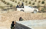 Une membre des Unités de protection de la femme kurde (YPJ) regarde le champ de bataille avec des jumelles à côté du village de Mazraat Khaled, à environ 40 kms du groupe d'État islamique Capitale de Raqa, le 9 novembre 2016