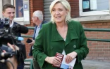 Marine Le Pen, du Rassemblement National, en campagne pour les législatives, échange avec des habitants à Courrieres, dans le Pas-de-Calais, le 21 juin 2024