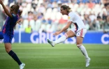 La milieu de Lyon Amandine Henry (d) ouvre le score d'une frappe en pleine lucarne contre Barcelone en finale de la Ligue des champions, le 21 mai 2022 à Turin 