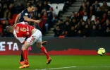 Zlatan Ibrahimovic inscrit un but pour le PSG face à Reims en Ligue 1 au Parc des Princes, le 20 février 2016