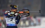 La biathlète française Julia Simon sur le pas de tir lors du sprint remporté aux Championnats du monde de biathlon à Nove Mesto, République Tchèque, le 9 février 2024