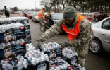 La Guarde nationale prépare des bouteilles d'eau qui seront distribuées aux habitants, à Flint le 21 janvier 2016