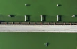 Vue aérienne d'une barrière contre l'intrusion saline vers l'intérieur des terres dans le delta du Pô, près de Scardovari, dans le nord-est de l'Italie, le 25 juin 2026