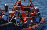 Des migrants s'apprêtent à monter à bord de  l'Aquarius, navire affrété par SOS Méditerranée et Médecins sans frontières (MSF) lors d'une opération de sauvetage le 24 mai 2016 en Méditerranée au large de la Libye