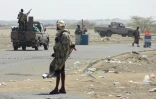 Un membre des forces pro-gouvernementales patrouille dans les faubourgs d'Hodeida au Yémen, le 13 novembre 2018