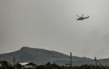 Un hélicoptère des Forces armées de la République démocratique du Congo (FARDC) survole la route menant à l'entrée de la ville de Sake, à 25 km au nord-ouest de Goma, le 23 janvier 2025