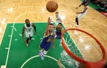 Stephen Curry attaque le panier lors de la victoire des Warriors face aux Celtics en finale NBA le 16 juin 2022 à Boston.