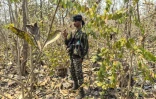 L'ex-maoïste Kiran, qui a rejoint les Gardes de la réserve de district (DRG), à Dantewada, dans le district de Bastar de l'Etat de Chhattisgahr, le 16 mars 2025 dans le centre de l'Inde