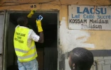 Un employé municipal attribue des numéros aux maisons à Yaoundé, le 9 août 2016