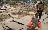 Des indonésiens récupèrent des affaires après un séisme et un tsunami à Palu, dans l'île des Célèbes, le 29 septembre 2018