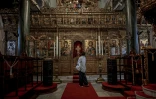 Une femme visite l'église du séminaire de Halki, ouvert au milieu du XIXe siècle et qui fut la principale école de théologie de l'Église orthodoxe orientale jusqu'à sa fermeture en 1971, le 2 juillet 2026 à Heybeliada, au large d'Istanbul

