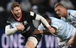 L'arrière des Saracens Elliot Daly échappe à la défense du Racing 92 en demi-finale de la Coupe d'Europe de rugby le 26 septembre 2020 à Nanterre