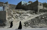 Des Afghanes marchent le long d'une route à Kaboul, le 9 septembre 2021